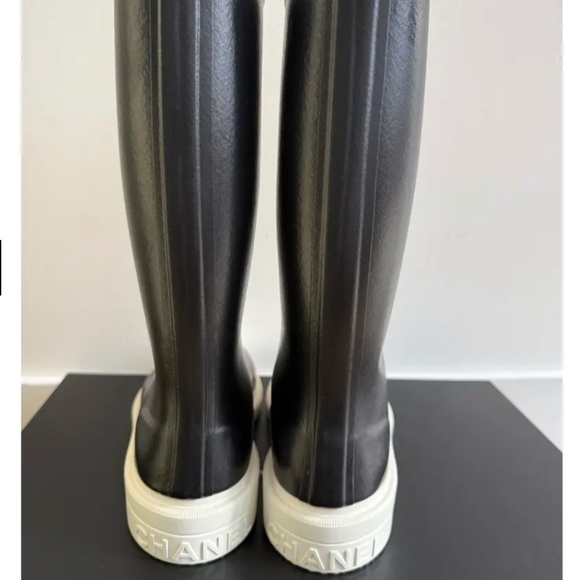 26C BNIB CHANEL Black and White Women's Winter Rain Boots - Picture 3 of 6